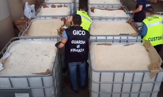 Những viên thuốc được tìm thấy bên trong những cuộn giấy công nghiệp ở cảng Salerno, Italia. Ảnh: CNN.