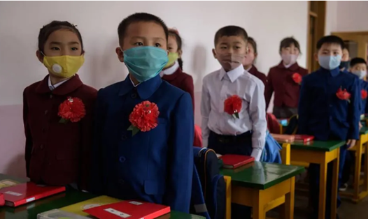 Học sinh tiểu học đeo khẩu trang phòng ngừa COVID-19 tại trường tiểu học Hasin ở quận Sosong, Bình Nhưỡng ngày 3.6. Ảnh: AFP