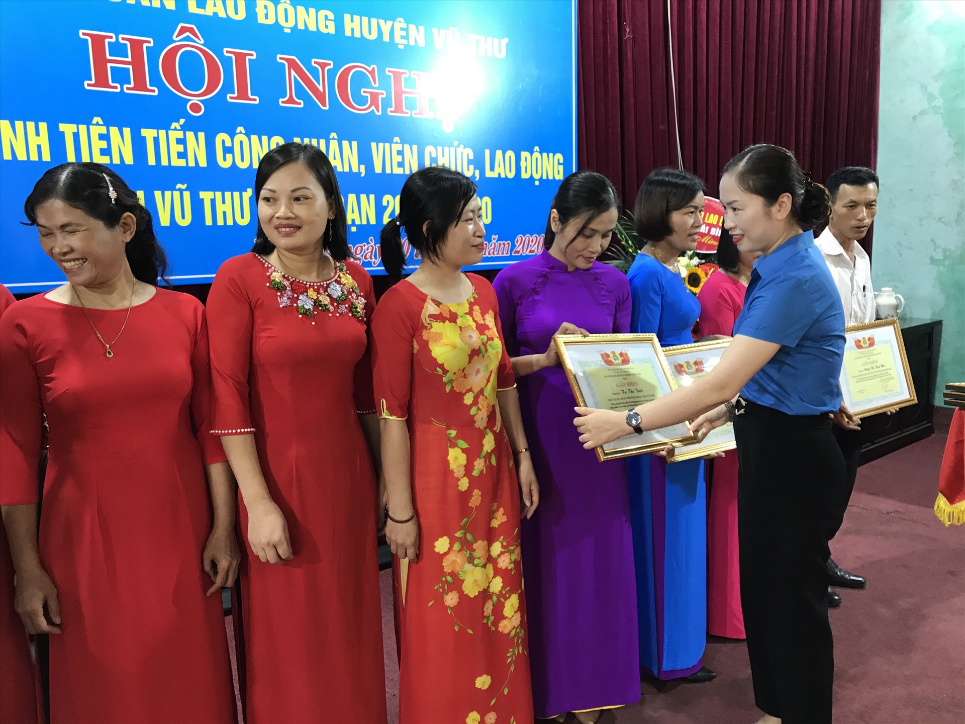 Đại diện LĐLĐ tỉnh trao giấy khen cho đồng chí Nguyễn Thị Tố Nga - Chủ tịch CĐCS trường tiểu học Bách Thuận. Ảnh: Bá Mạnh