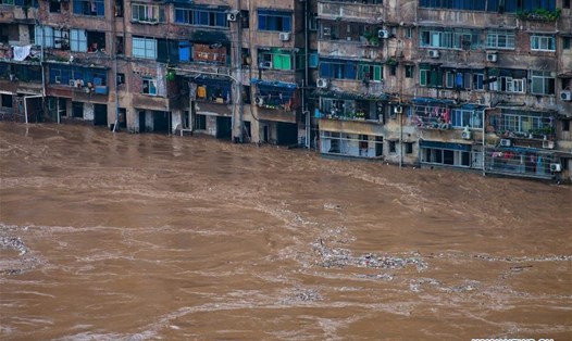 Khu dân cư ở quận Kỳ Giang, thành phố Trùng Khánh ngập trong nước hôm 1.7. Ảnh: Tân Hoa Xã