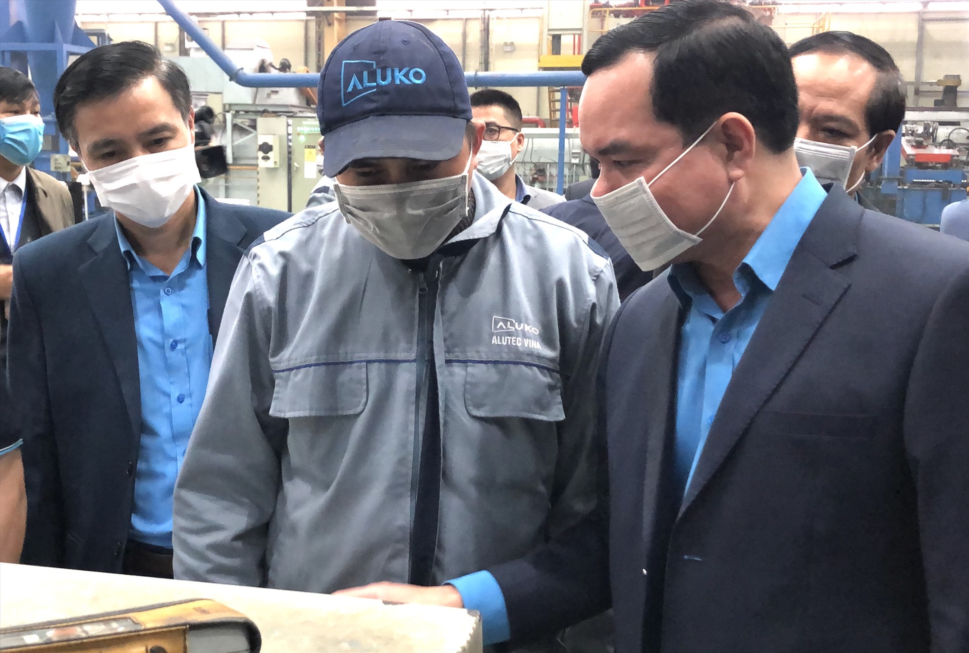 Chủ tịch Tổng LĐLĐVN Nguyễn Đình Khang (ngoài cùng bên phải) và Chủ tịch LĐLĐ tỉnh Thái Nguyên Vũ Duy Hoàng (ngoài cùng bên trái) động viên CNLĐ tỉnh Thái Nguyên. Ảnh: Hà Anh