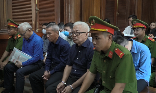 Bị cáo Trần Phương Bình (ngồi hàng đầu thứ 2 bên phải ). Ảnh: Anh Tú.