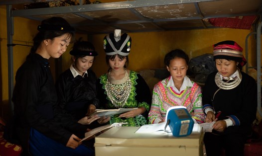 Các học sinh trường THCS Minh Tân, tỉnh Hà Giang học bài với đèn năng lượng mặt trời.