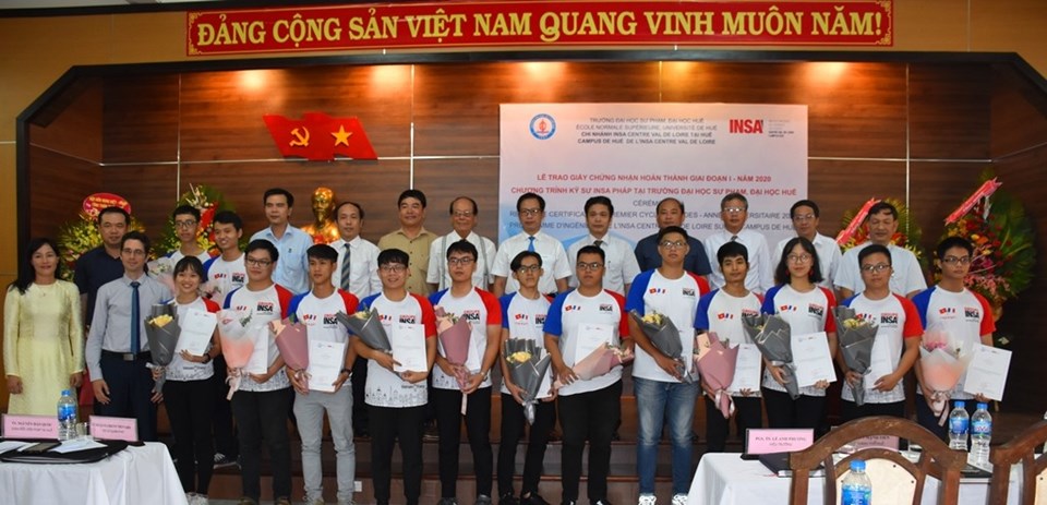 14 sinh viên tham gia chương trình kỹ sư INSA Centre Val de Loire chụp hình lưu niệm. Ảnh: M. Ngọc. 14 sinh viên tham gia chương trình kỹ sư INSA Centre Val de Loire chụp hình lưu niệm. Ảnh: M. Ngọc.