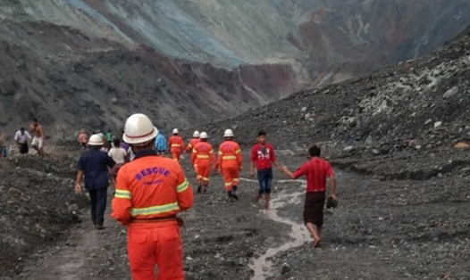 Lực lượng cứu hộ tại hiện trường vụ sập mỏ ngọc bích Myanmar. Ảnh: Cơ quan cứu hỏa Myanmar