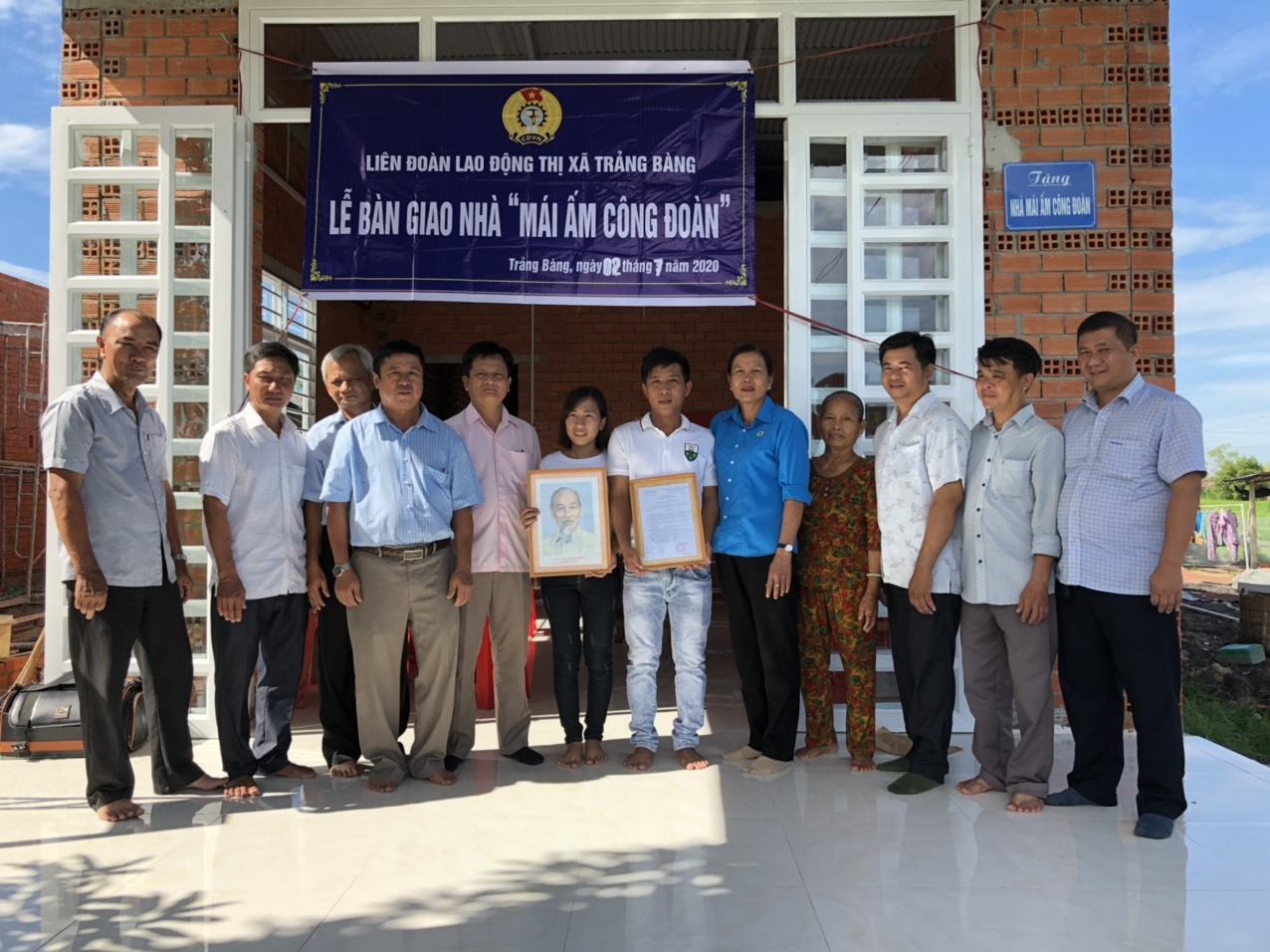 Các đại biểu chụp ảnh lưu niệm cùng gia đình anh Tuấn. Ảnh LĐLĐ Tây Ninh