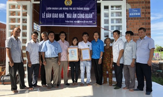 Các đại biểu chụp ảnh lưu niệm cùng gia đình anh Tuấn. Ảnh LĐLĐ Tây Ninh