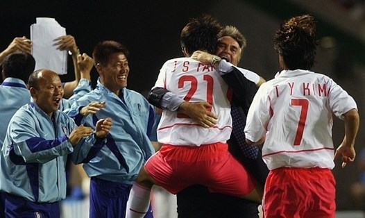 Park Ji-sung cùng ông Park Hang-seo (trái) lọt vào đến bán kết World Cup 2002 với tuyển Hàn Quốc. Ảnh: Getty
