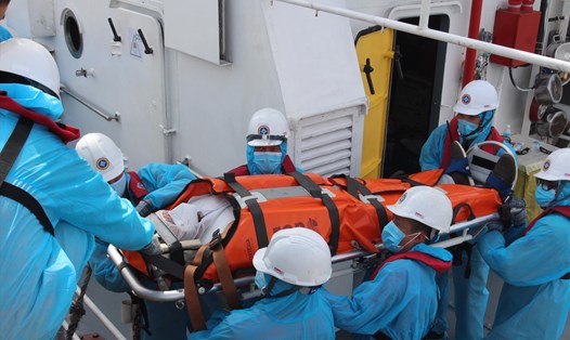 Đội cấp cứu y tế chuyển thuyền viên người Ukraine bị nạn trên biển về Nha Trang. Ảnh: Phương Linh