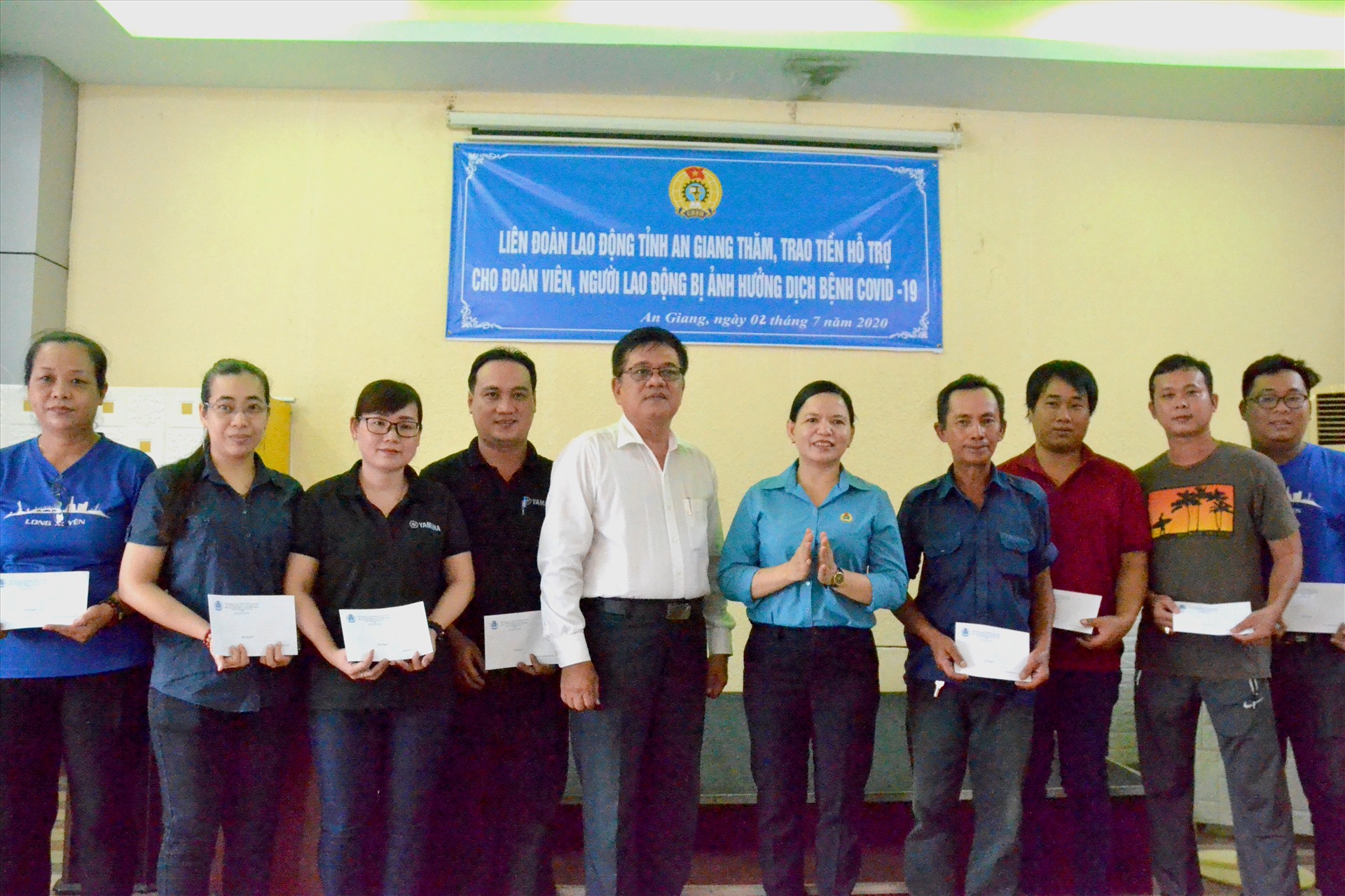 Ông Võ Thành Lợi - Phó Bí thư Đảng ủy Khối Cơ quan và Doanh nghiệp tỉnh An Giang - trao hỗ trợ cho người lao động. Ảnh: LT