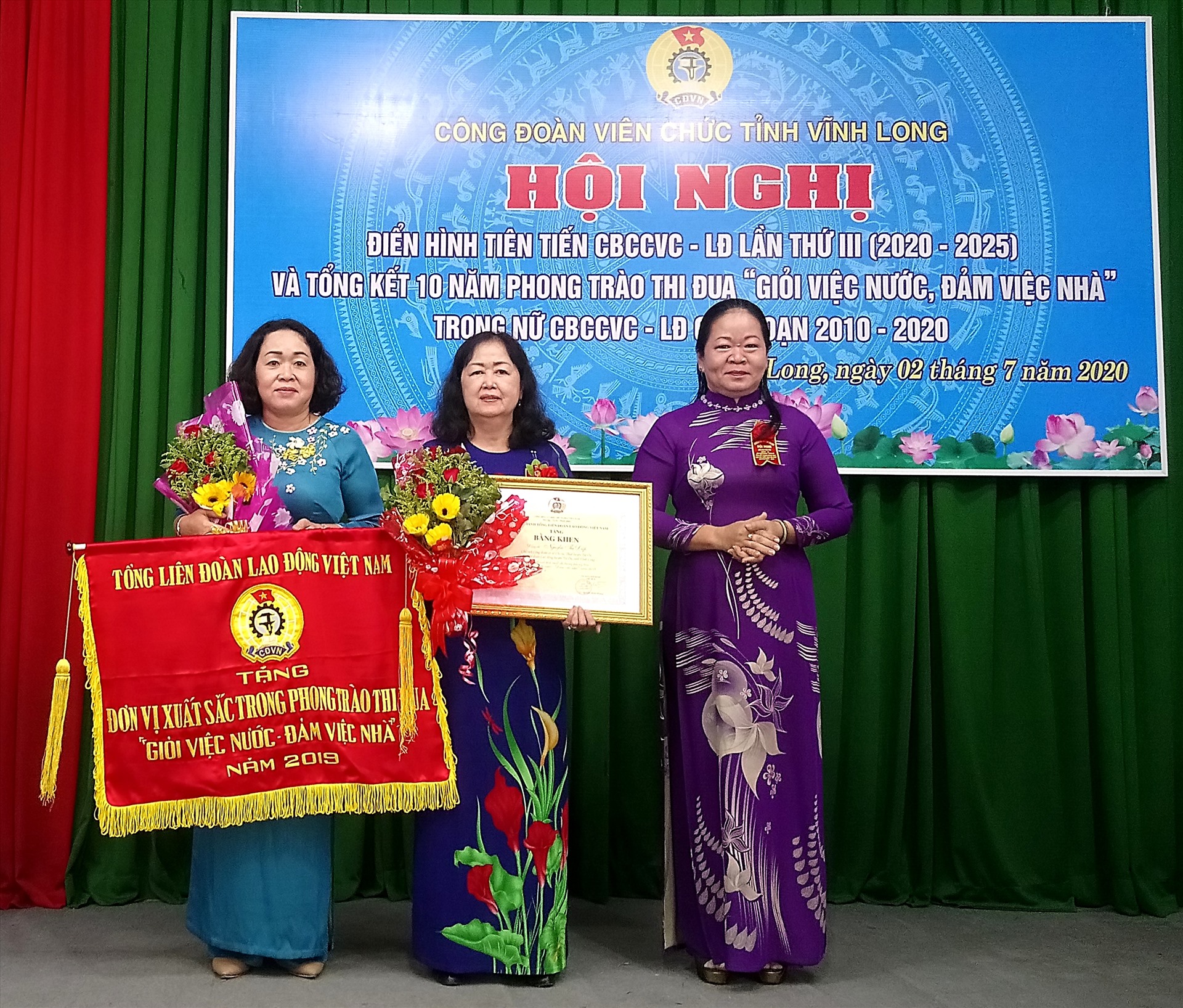 Đồng chí Lê Thị Hồng Đào - Phó Chủ tịch Thường trực Liên đoàn Lao động tỉnh Vĩnh Long, thừa ủy quyền Tổng Liên đoàn Lao động Việt Nam tặng cờ khen chuyên đề “Giỏi việc nước, Đảm việc nhà” năm 2019 cho Công đoàn Viên chức tỉnh. Ảnh: Thanh Thủy