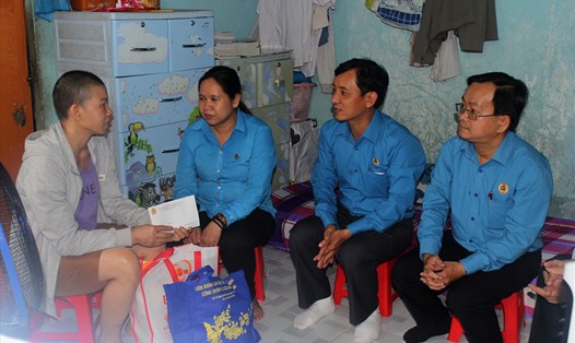 CĐ các KCX&CN TPHCM đến thăm hỏi, tặng quà cho chị Phạm Thị Thu Hà (sinh năm 1975, ngụ phường Linh Trung, quận Thủ Đức) là công nhân bị bệnh nan y, hiểm nghèo. Ảnh: Chân Phúc