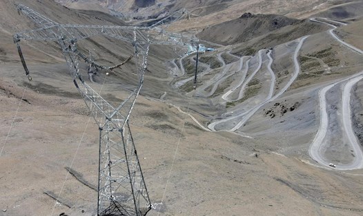 Cột điện cao thế thép ở ngọn núi Kong Tang Lamu, khu tự trị Tây Tạng, Trung Quốc. Ảnh: Thời báo Hoàn Cầu