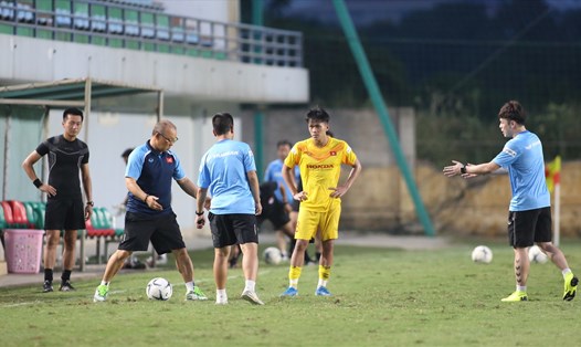 Tiền đạo Trần Bảo Toàn của Hoàng Anh Gia Lai bị huấn luyện viên Park Hang-seo dạy lại cách đi bóng ở biên. Ảnh: Đông Đông
