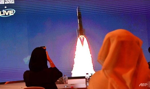 Bức ảnh ghi lại cảnh truyền hình trực tiếp vụ phóng tàu thăm dò Hope lên sao Hỏa của UAE. Ảnh: AFP