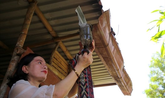 Một cô giáo ở Quảng Bình sửa soạn hứng nước mưa trong hoàn cảnh nguồn nước ô nhiễm, nước sinh hoạt thiếu trầm trọng (Ảnh: Hưng Thơ/ LĐO)