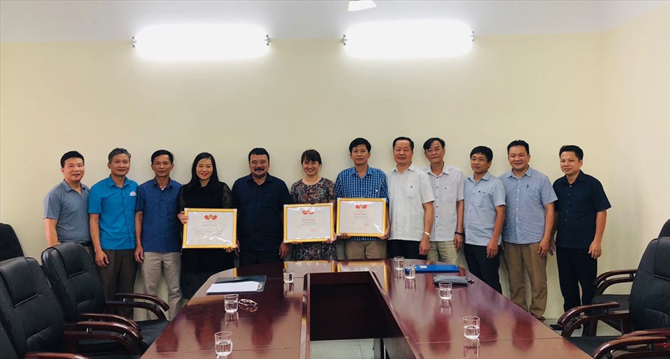 Công đoàn Đường sắt Việt Nam tặng Bằng khen cho 03 tập thể  thuộc Công đoàn Công ty cổ phần vận tải đường sắt Hà Nội có thành tích tiêu biểu, xuất sắc trong công tác phòng chống dịch COVID-19. Ảnh: Chu Kiên