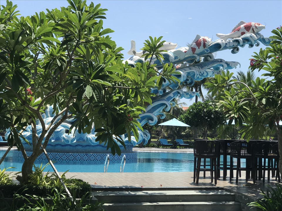 Một khu resorst nổi tiếng ở Hội An đã "bớt xén" dịch vụ bằng cách quy định phải 8h sáng hàng ngày du khách mới được sử dụng bể bơi. Ảnh: Hoàng Văn Minh