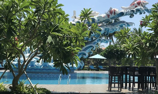 Một khu resorst nổi tiếng ở Hội An đã "bớt xén" dịch vụ bằng cách quy định phải 8h sáng hàng ngày du khách mới được sử dụng bể bơi. Ảnh: Hoàng Văn Minh