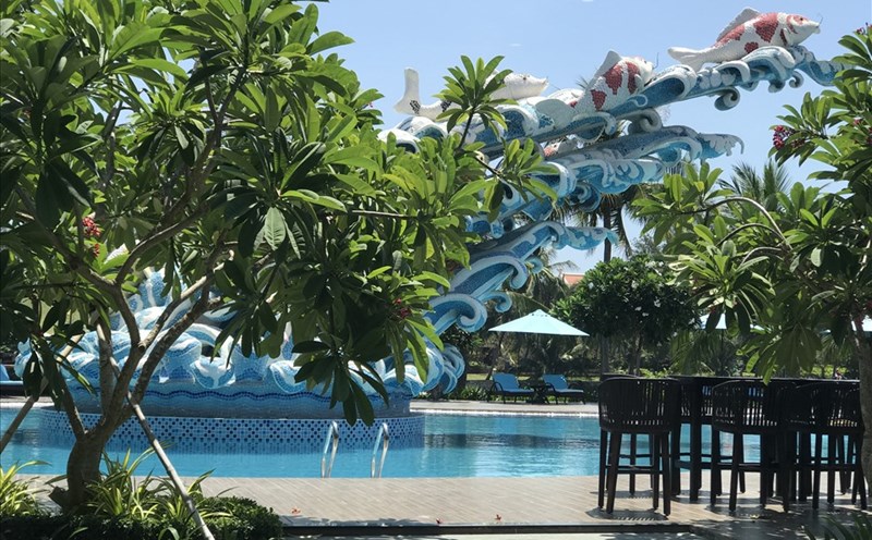 Một khu resorst nổi tiếng ở Hội An đã "bớt xén" dịch vụ bằng cách quy định phải 8h sáng hàng ngày du khách mới được sử dụng bể bơi. Ảnh: Hoàng Văn Minh