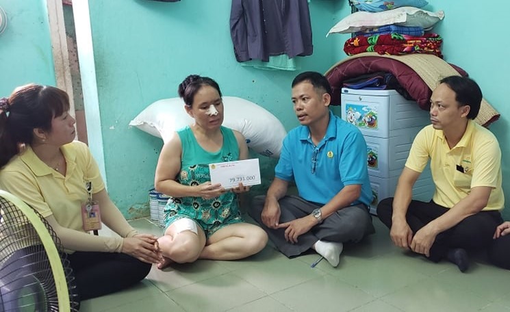 Ông Nguyễn Minh Tiến (thứ 2 từ trái qua), Chủ tịch CĐCS công ty cùng các cán bộ CĐ  thăm hỏi và trao số tiền ủng hộ cho chị Hường. Ảnh: Khánh Phong