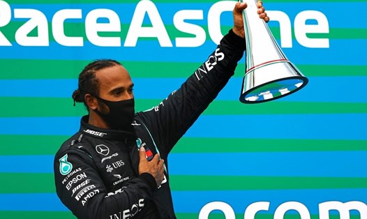 Lewis Hamilton trên bục vinh quang – Hungarian Grand Prix 2020. Ảnh: F1