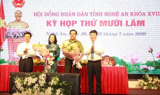 Chủ tịch HĐND và UBND tỉnh Nghệ An chúc mừng 2 tân Ủy viên UBND tỉnh. Ảnh: T. Tuyên