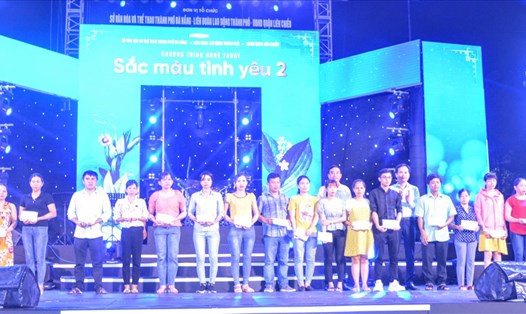 LĐLĐ thành phố Đà Nẵng trao 50 suất quà cho người lao động trong đêm nhạc "Sắc màu tình yêu". Ảnh: Ngọc Yến