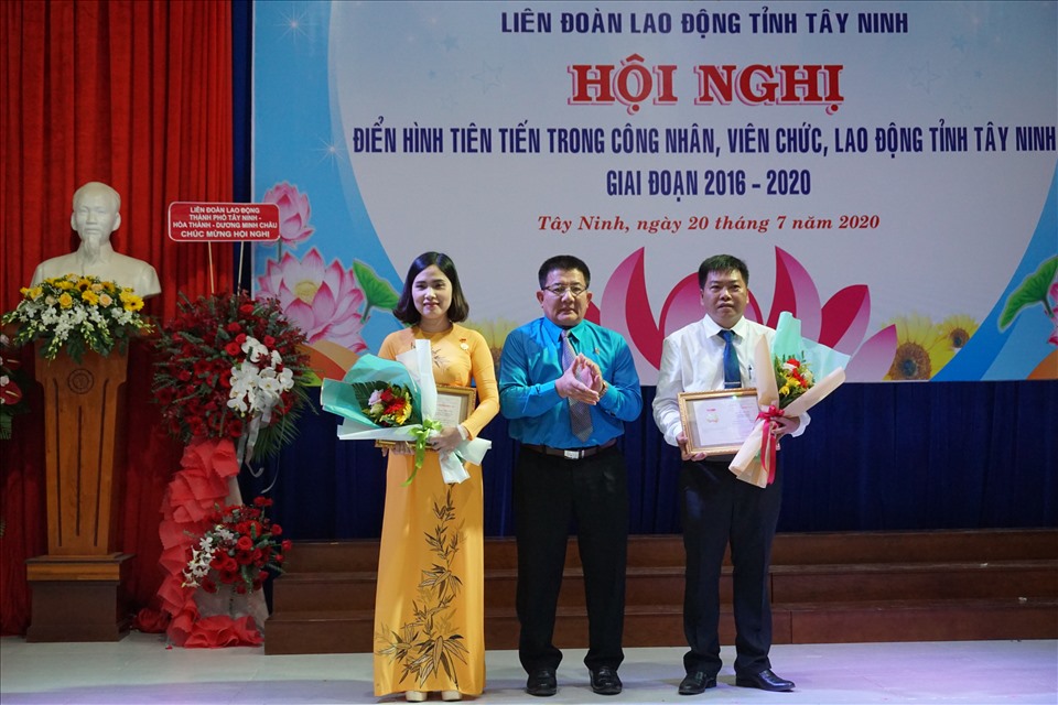 Trao Bằng Lao động sáng tạo của Tổng LĐLĐ Việt Nam cho 2 cá nhân. Ảnh Quốc Tiến