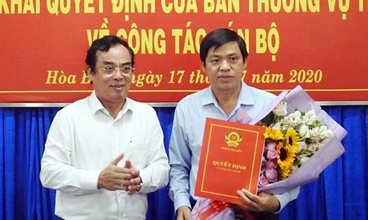 Ông Nguyễn Văn Chung, Phó Chánh thanh tra tỉnh dược điều động làm Phó Bí thư huyện ủy, và được bầu làm Chủ tịch UBND huyện Hòa Bình (ảnh Nhật Hồ)