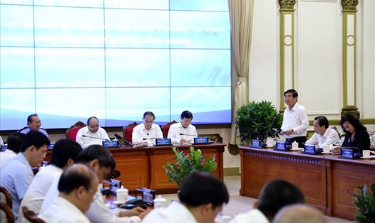 Chủ tịch UBND TPHCM Nguyễn Thành Phong báo cáo các đề xuất, kiến nghị với đoàn công tác Chính phủ tại buổi làm việc.  Ảnh: Trung tâm báo chí TPHCM