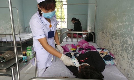 Nhân viên Y tế tỉnh Kon Tum thăm khám cho bệnh nhân nghi mắc bạch hầu. Ảnh TT