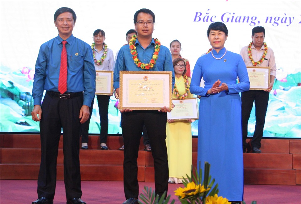 Các đồng chí: Trịnh Thanh Hằng, Trưởng Ban Nữ công, Tổng LĐLĐ Việt Nam; Nguyễn Văn Cảnh, Chủ tịch LĐLĐ tỉnh trao Bằng khen của Tổng LĐLĐ Việt Nam tới các điển hình tiên tiến. Ảnh: Đỗ Quyên.