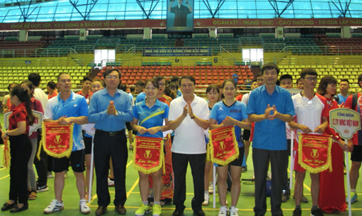 Lãnh đạo Công đoàn các khu công nghiệp Bắc Ninh trao giải cho các vận động viên. Ảnh: Phạm Minh Hiểu.