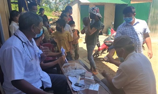 Phát thuốc cho người dân ở một ổ dịch bạch hầu tại Đắk Lắk. Ảnh: H.T