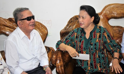 Chủ tịch Quốc hội Nguyễn Thị Kim Ngân thăm, tặng quà cho gia đình chính sách ở Quảng Nam. Ảnh: Thanh Chung
