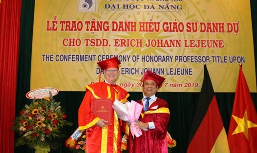 Đại học Đà Nẵng trao tặng danh hiệu Giáo sư danh dự cho ông Erich Johann Lejeune. Ảnh: TN