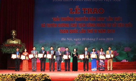 Các đồng chí cán bộ công đoàn tiêu biểu được nhận Giải thưởng Nguyễn Văn Linh lần I, năm 2019. Ảnh: Sơn Tùng