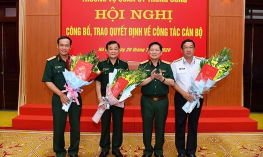 Đại tướng Ngô Xuân Lịch tặng hoa chúc mừng các đồng chí vừa được Thủ tướng Chính phủ bổ nhiệm chức vụ Thứ trưởng Bộ Quốc phòng. Ảnh BQP