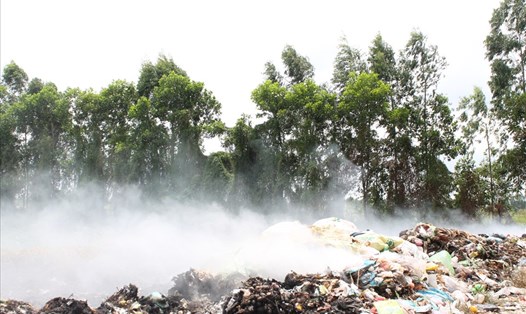 Bãi rác trắng khói xã Quang Phục, huyện Tứ Kỳ, Hải Dương. Ảnh Đặng Luân