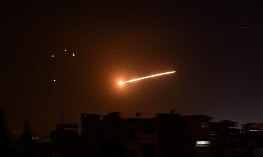 Phòng không Syria chặn tên lửa trên bầu trời Damascus. Ảnh: AFP