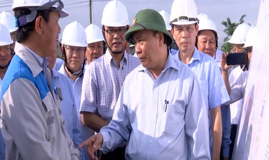 Thủ tướng Nguyễn Xuân Phúc trực tiếp khảo sát việc triển khai xây dựng khu tái định cư Lộc An - Bình Sơn (huyện Long Thành). Ảnh: Hà Anh Chiến
