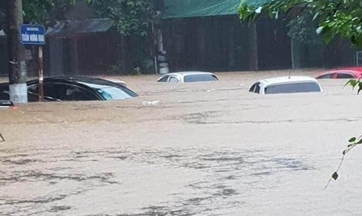 Mưa lũ khiến hàng loạt ôtô trên đường phố Hà Giang bị chìm trong biển nước. Ảnh: Nguyễn Quân.
