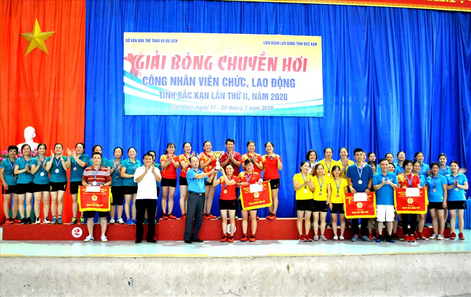 Ban Tổ chức trao giải cho các đội.