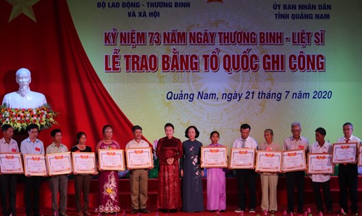 Trao Bằng Tổ quốc ghi công cho 73 thân nhân liệt sĩ diễn ra tại Quảng Nam. Ảnh: Thanh Chung