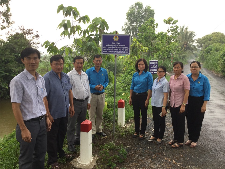 Gắn biển công trình thi đua. Ảnh: k.Q