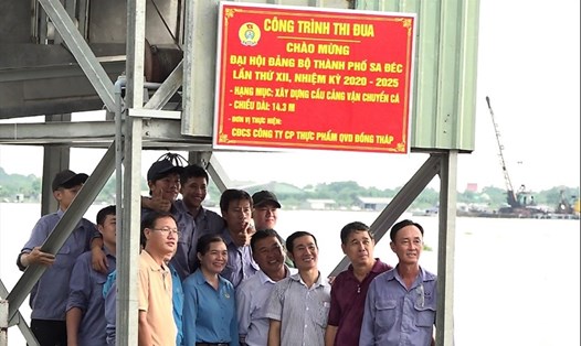 Lễ công bố quyết định và gắn biển công trình “Xây dựng cầu cảng vận chuyển cá” tại Công ty Cổ phần thực phẩm QVĐ Đồng Tháp. Ảnh: Thanh Nghĩa