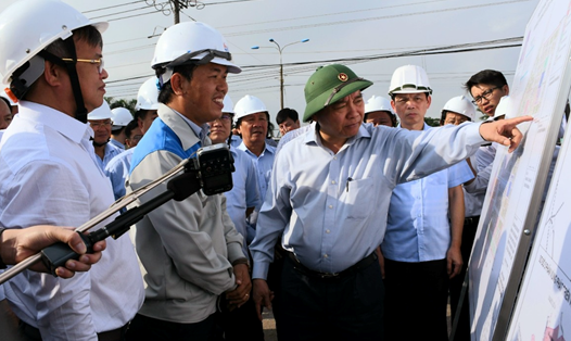 Thủ tướng Nguyễn Xuân Phúc trực tiếp khảo sát tại khu vực triển khai dự án tái định cư Lộc An - Bình Sơn (huyện Long Thành). Ảnh: Hà Anh Chiến
