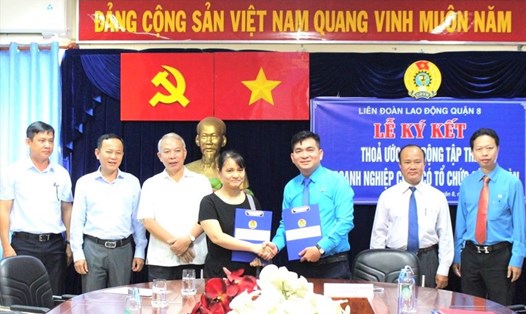 Đại diện LĐLĐ Quận 8 và Công ty Việt Tuấn ký thỏa ước lao động tập thể. Ảnh Đức Long