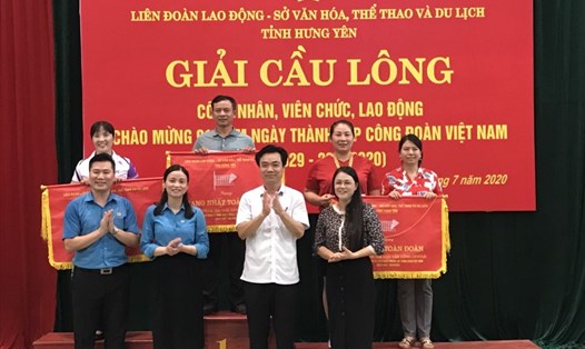 Lãnh đạo LĐLĐ tỉnh và Sở Văn hoá, Thể thao và Du lịch Hưng Yên trao bằng khen cho các đội đạt thành tích cao tại Giải Cầu lông CNVCLĐ tỉnh năm 2020. Ảnh: Thu Nguyệt